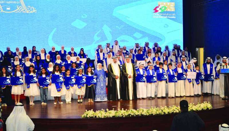 الوسمي والحمد يتوسطان الفائزين المكرمين 	 
(تصوير سعود سالم)