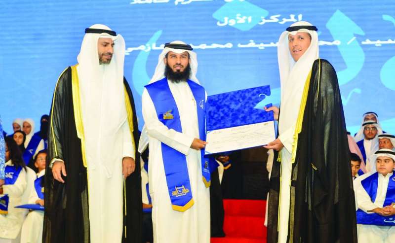 أحد المكرمين يتسلم شهادته 