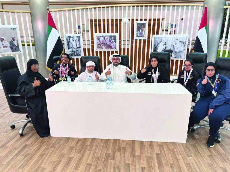 


... ومتوسطاً مجموعة من «أصحاب الهمم» 