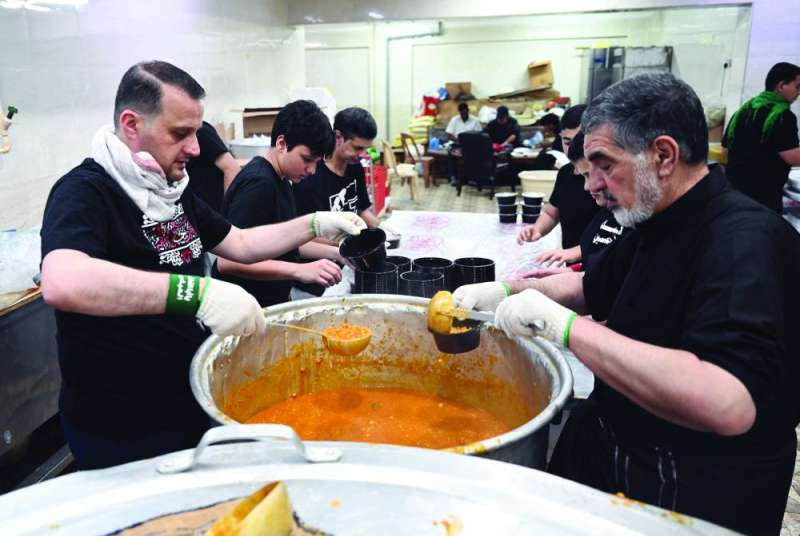 إعداد الطعام لرواد الحسينيات 	(تصوير أسعد عبدالله) 