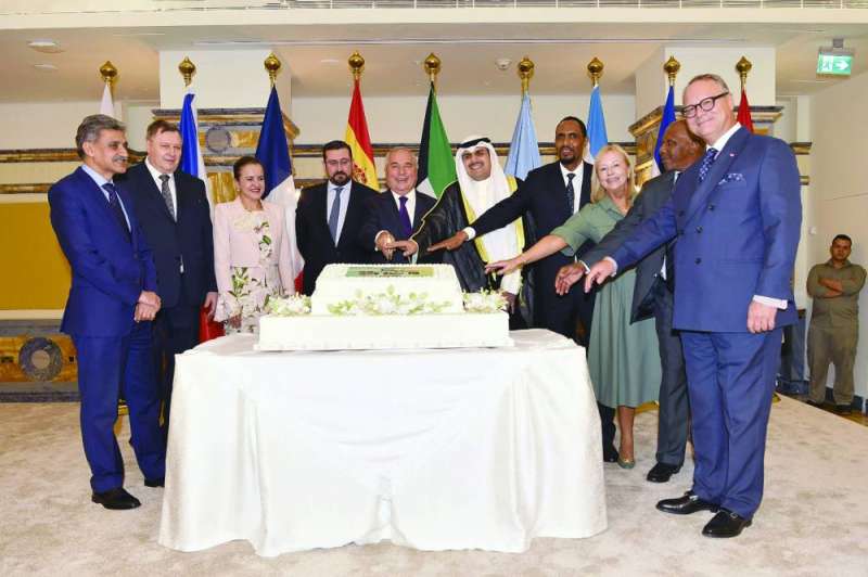 مشاركة بقص قالب حلوى الحفل