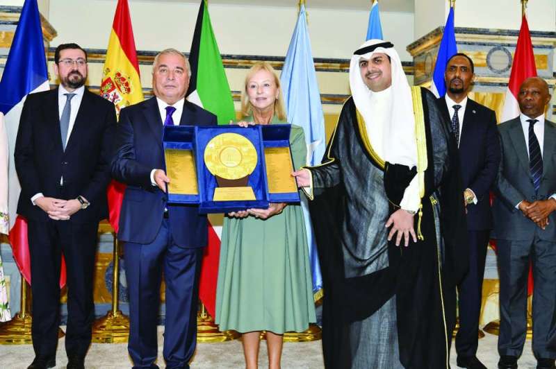 درع تكريمية لسفيرة الأرجنتين 