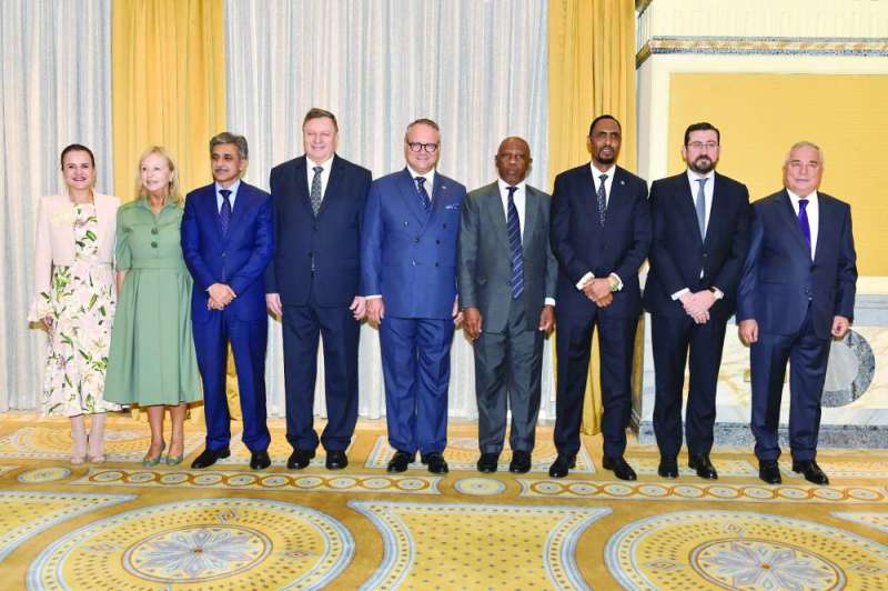 زبيدوف مع السفراء المنتهية مهامهم في الكويت 