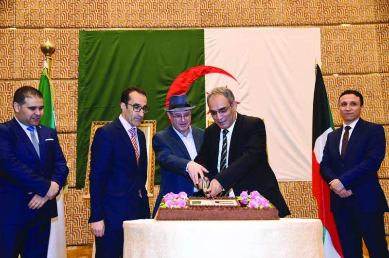 السفير الجزائري الجديد يقطع قالب الحلوى مع ممثلي السفارة والجالية 