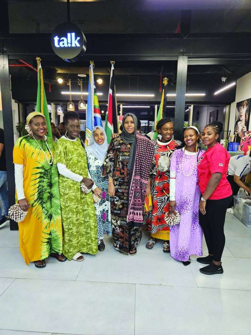 السفيرة حليمة محمود مع بعض أبناء الجاليات الأفريقية