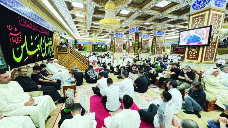 


جانب من الحضور في حسينية الإمام الحسين	 
(تصوير أسعد عبدالله) 