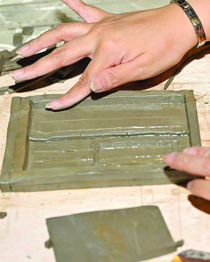 


صناعة الباب القديم بالطين الرمادي 