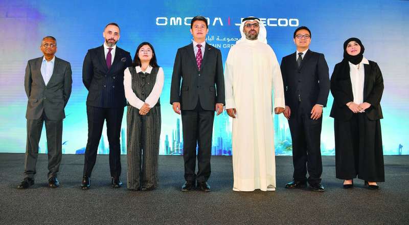 ممثلو «البابطين» و«جايكو» و«أمودا» خلال الاحتفال بحضور القنصل الصيني 