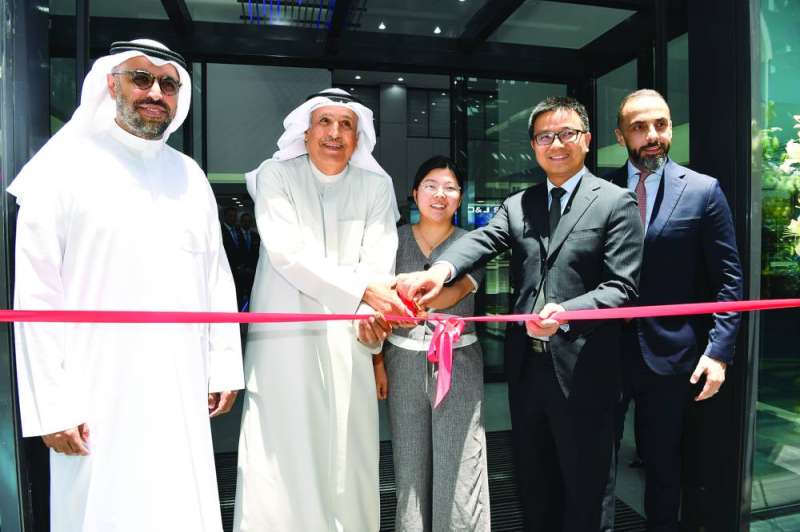 


قص شريط افتتاح المعرض 