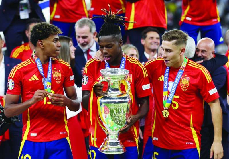 نيكو ويليامس حاملاً الكأس