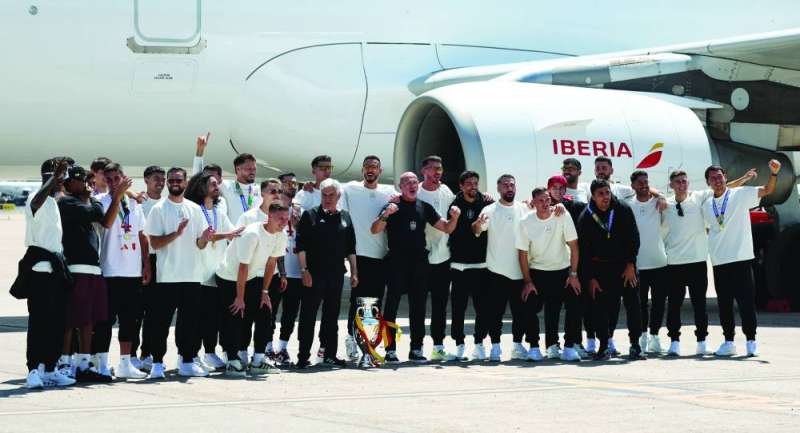 منتخب إسبانيا لدى وصوله إلى بلاده