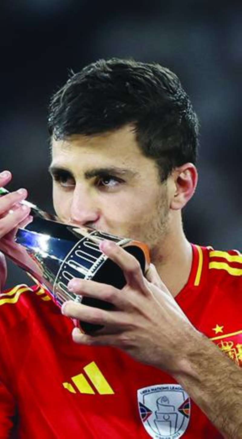 رودري حاملاً الجائزة