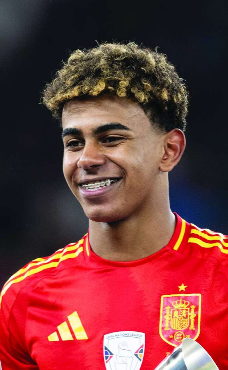 لامين يامال حاملاً الجائزة