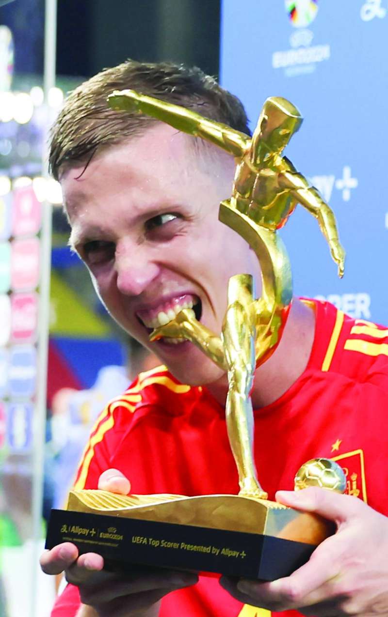 داني أولمو حاملاً جائزة الهداف