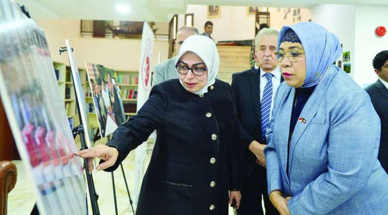 السفيرتان التركية والإندونيسية في جولة على المعرض