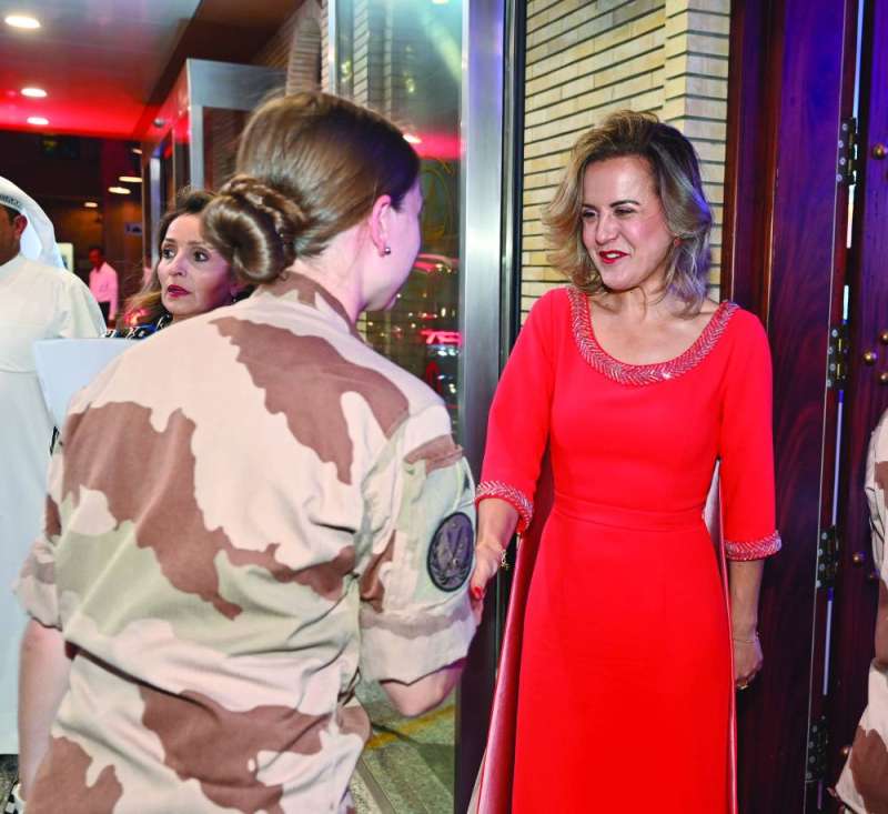 


السفيرة الفرنسية مصافحة إحدى العسكريات 