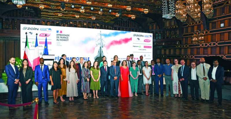 سفراء ودبلوماسيون في الحفل 