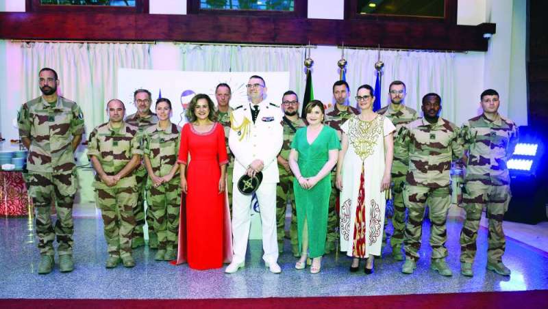 السفيرة الفرنسية وعدد من العسكريين المشاركين في الحفل 	