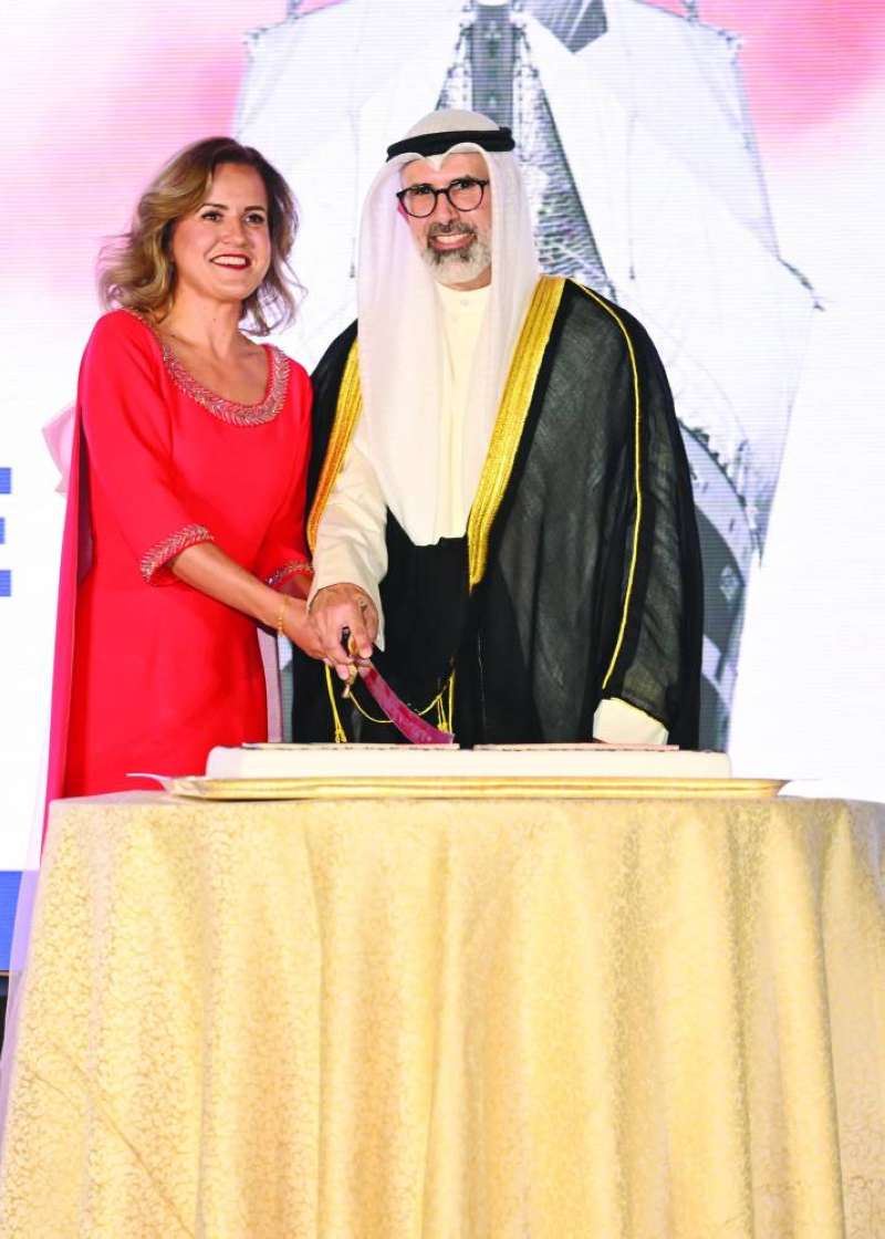 جراح الجابر مشاركاً السفيرة الفرنسية قص قالب الحلوى  (تصوير أسعد عبدالله)