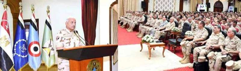 وزير الدفاع خلال لقاء مع قيادات المنطقة المركزية العسكرية