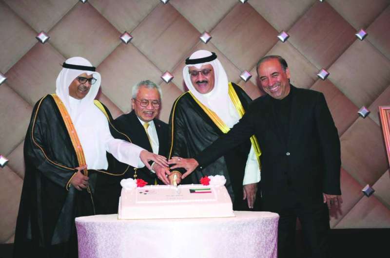 


حيات والمطيري والسفير الإيراني محمد توتونجي وفيفاثانا يتشاركون بقص قالب الحلوى 	(تصوير سعود سالم) 