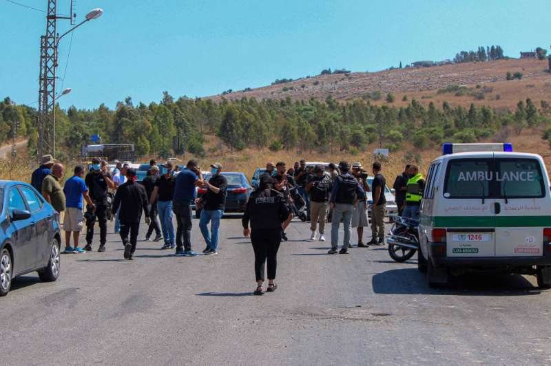 لبنانيون يتجمعون في موقع غارة إسرائيلية بالقرب من بلدة ديرميماس الجنوبية أمس (أ ف ب)