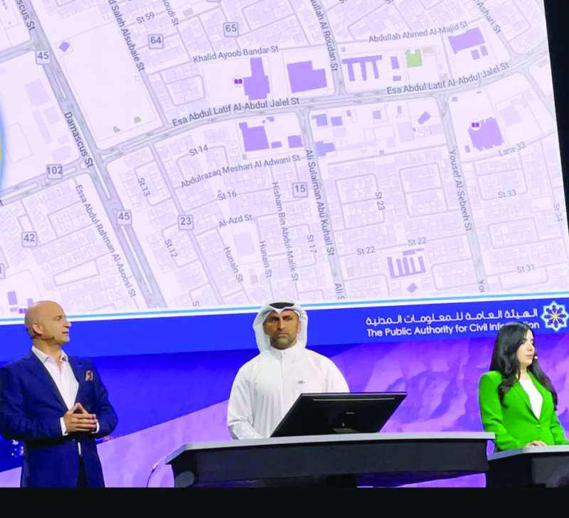 السعدون والعوضى وعبدالكريم أثناء تقديم العرض