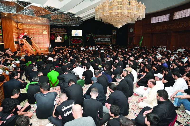 


استماع لقصة استشهاد الحسين في إحدى الحسينيات 