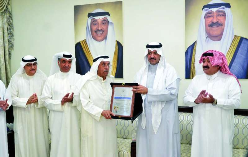 مبارك العبدالله متسلّماً من الفهد درع الرئاسة الفخرية للنادي 	(تصوير سعود سالم) 