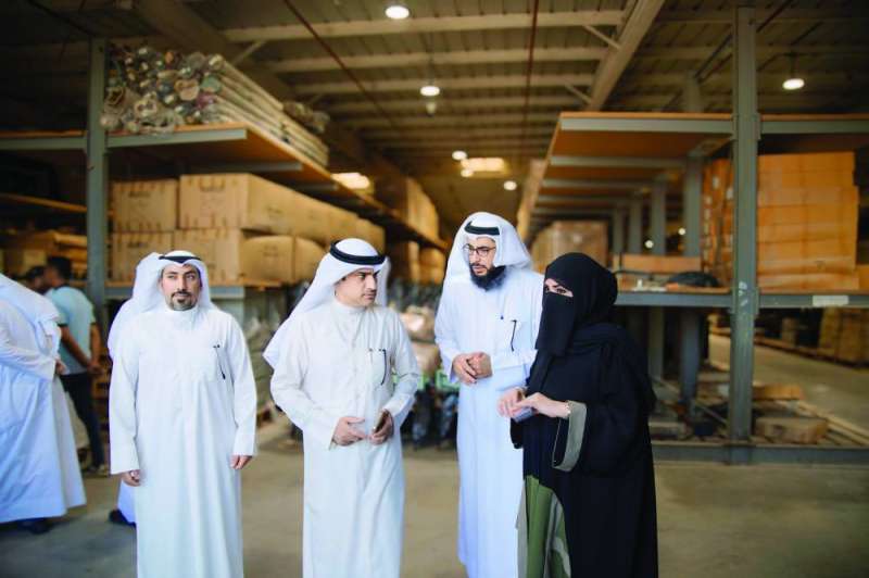 متروك المطيري متفقداً إدارة التوريدات والمخازن 