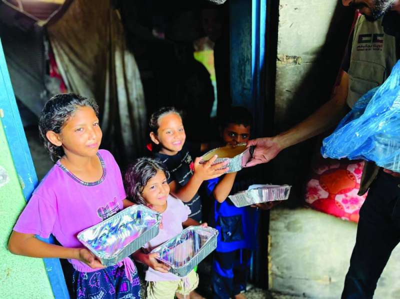 توزيع الوجبات على الأطفال