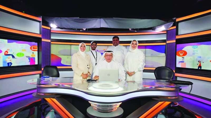 


أنور الحربي متوسطاً عبير العميري وعذاري السلطان ومساعد سعود وجراح الهيفي 