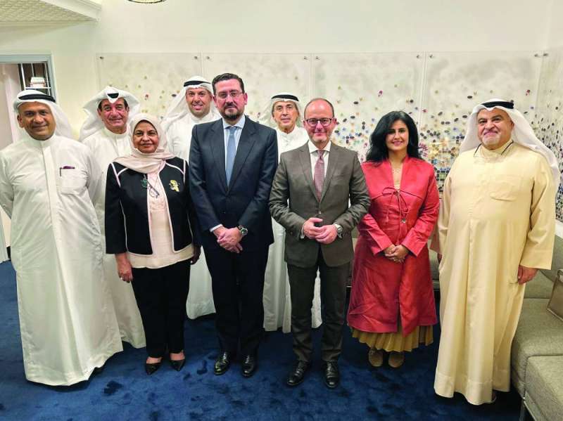 الوزير بيليو والسفير أغيلار وعدد من الحضور 