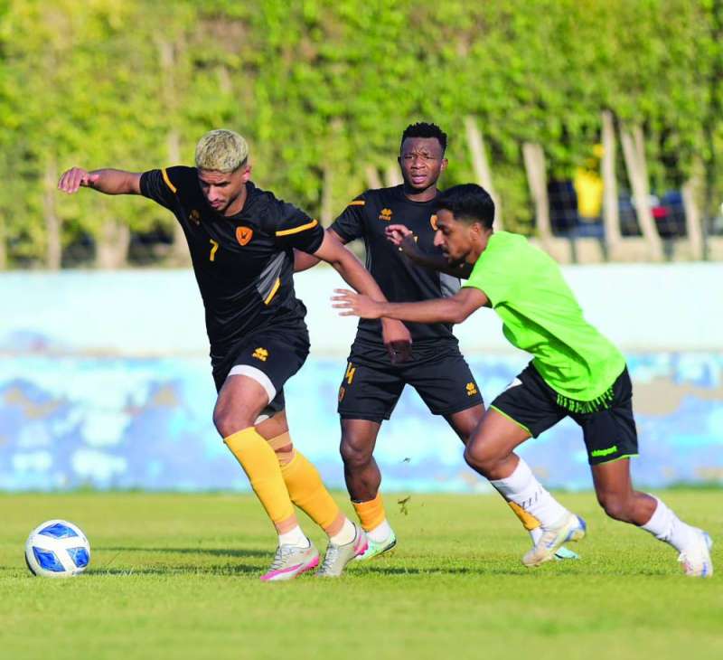 


لاعبا «الأصفر» محمد الصولة وجيبولا خلال المباراة مع العروبة   	   (موقع نادي القادسية) 