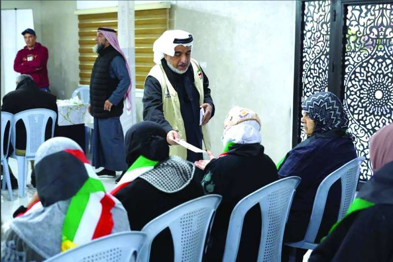 توزيع مساعدات على أسر لاجئة 