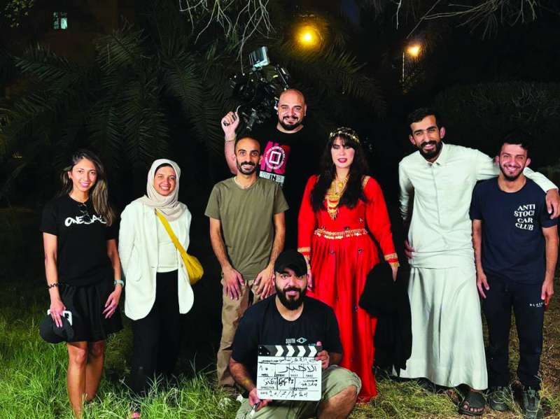 


فريق العمل محتفلاً بانتهاء التصوير 