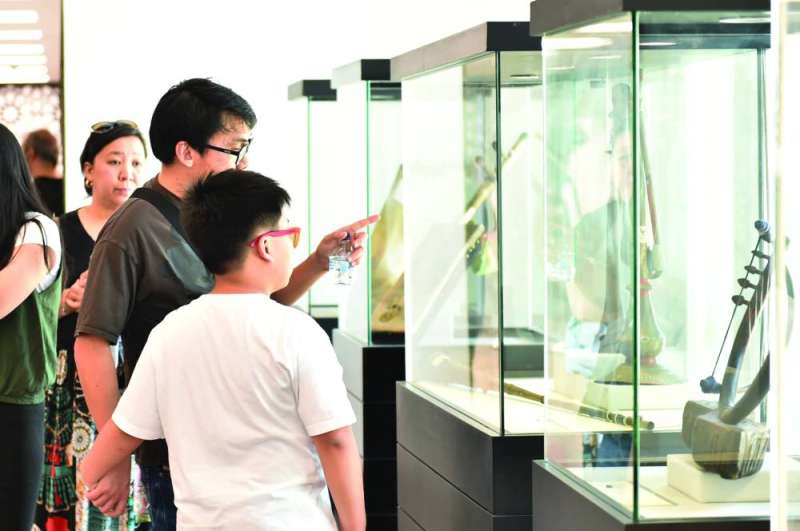 


عدد من الزوّار في يوم الافتتاح 