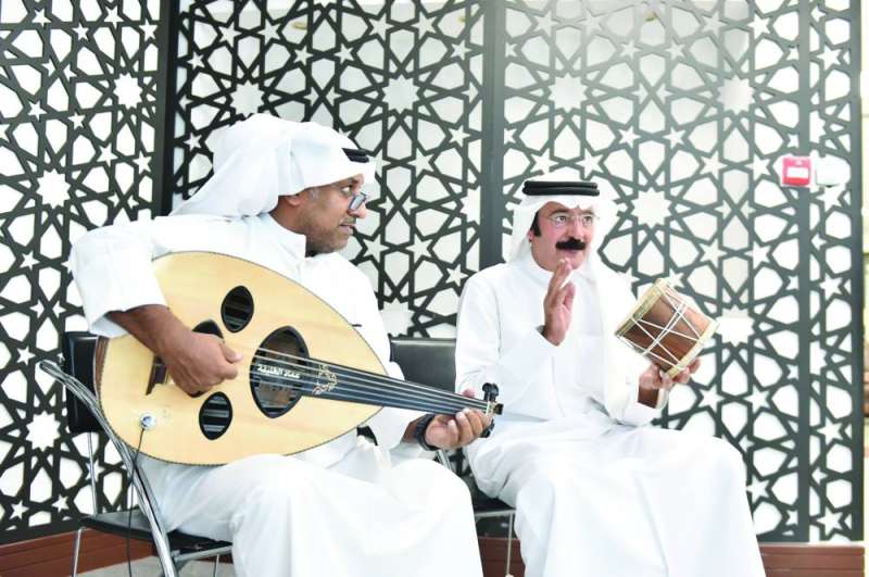 


الخليفة والعسعوسي خلال عزفهما على العود و«المرواس» 