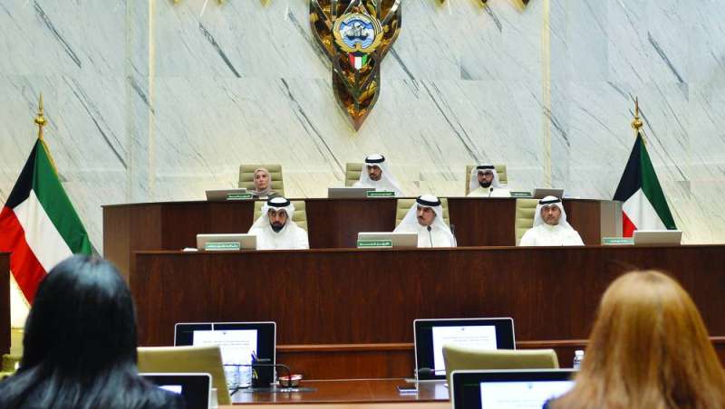 خالد المطيري مترئساً الجلسة وبجانبه ميساء بوشهري	 (تصوير سعود سالم) 