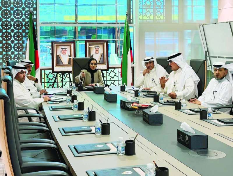 الحويلة مجتمعة مع مدير وقياديي «التطبيقي» 