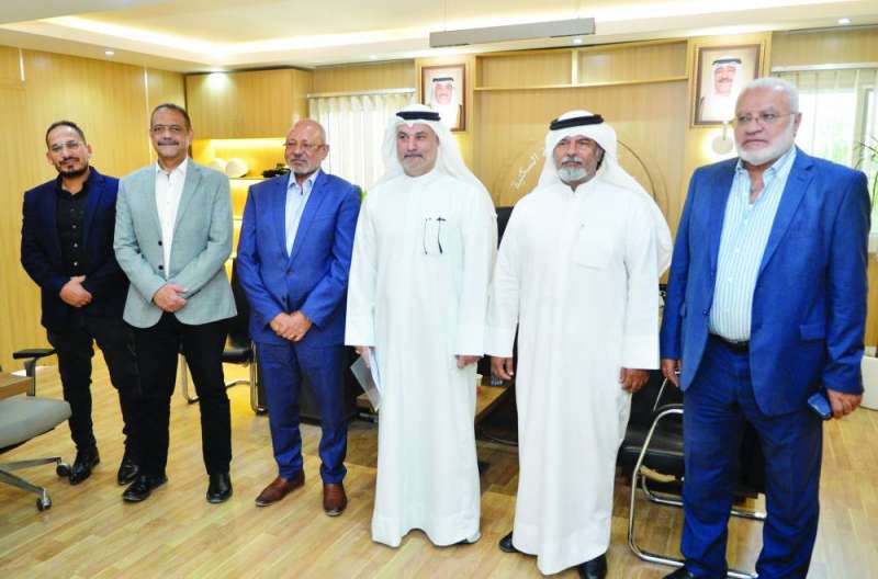 


ممثلو «السكنية» والشركة المنفذة خلال عملية التسليم الابتدائي 