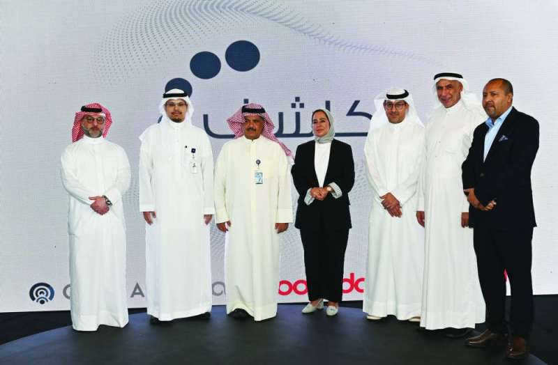 العجمي والمنصوري مع الجهات المتعاونة في إطلاق الخدمة (تصوير أسعد عبدالله)