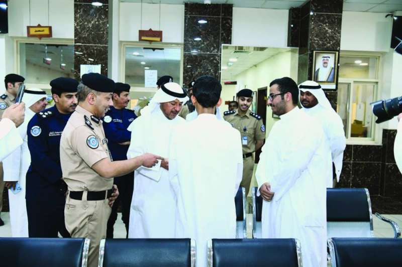 حديث بين المحافظ ومواطن في أحد مراكز الخدمة