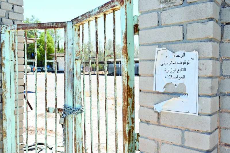 


مدخل مبنى مهجور تابع لوزارة المواصلات	(تصوير أسعد عبدالله) 