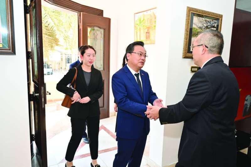 


السفير الفيتنامي مستقبلاً السفير الصيني	 (تصوير أسعد عبدالله) 