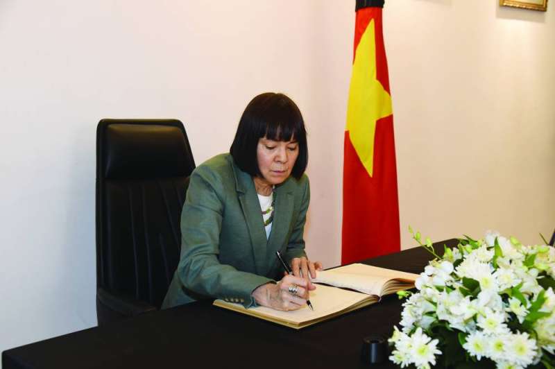 السفيرة الأميركية تسجل كلمة عزاء