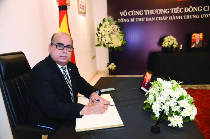 السفير الكوبي مدوناً تعازيه في سجل السفارة