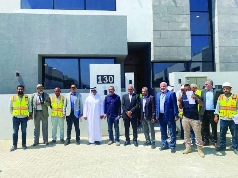 


صورة جماعية أمام أحد البيوت 