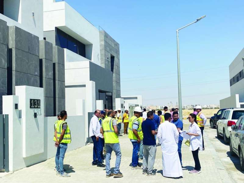 مناقشات بين مسؤولي المؤسسة والشركة المنفذة