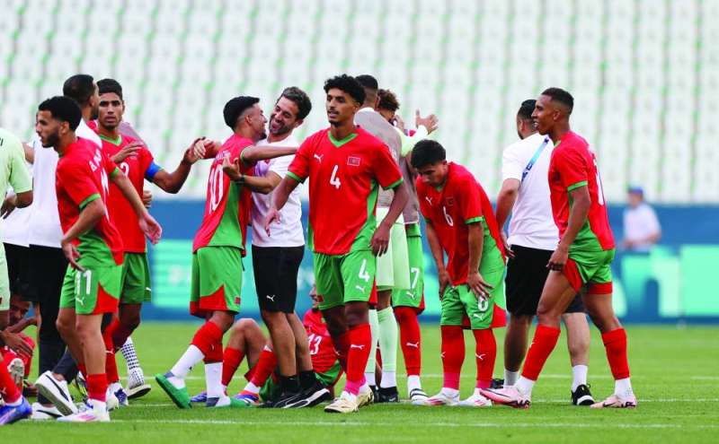 لاعبو المغرب يحتفلون بالفوز بعد نهاية المباراة